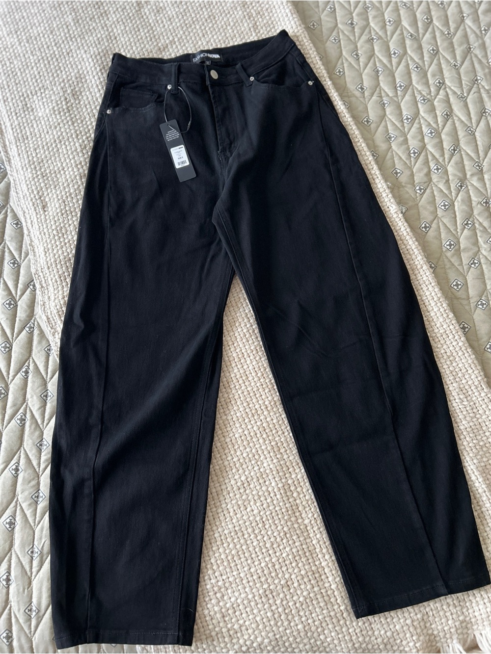 Fashion Nova Black Barrel Jeans (NWT)